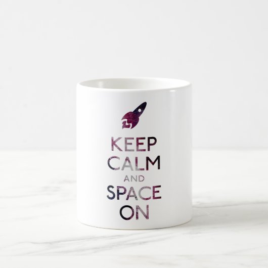 Behalten Sie Ruhe und Raum an Kaffeetasse (Mittel)