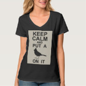 Behalten Sie Ruhe und setzen Sie einen Vogel auf T-Shirt (Vorderseite)