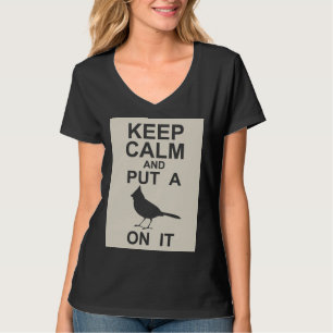 Behalten Sie Ruhe und setzen Sie einen Vogel auf T-Shirt
