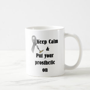 Behalten Sie Ruhe und setzen Sie Ihr prothetisches Kaffeetasse