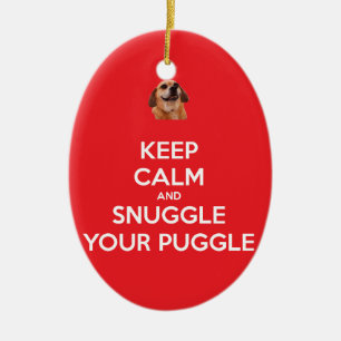 Behalten Sie Ruhe und Snuggle Ihre Puggle Keramikornament