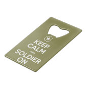 "Behalten Sie Ruhe und Soldaten auf" Geldkarten Flaschenöffner (Vorderseite Schrägansicht)