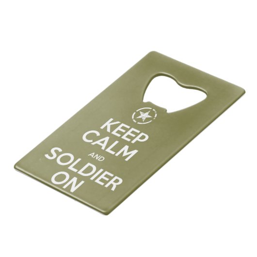 "Behalten Sie Ruhe und Soldaten auf" Geldkarten Flaschenöffner (Vorderseite Schrägansicht)