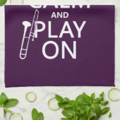 Behalten Sie Ruhe und Spiel auf (Trombone) Handtuch (Gefaltet)