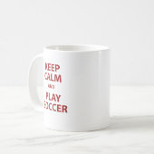Behalten Sie Ruhe-und Spiel-Fußball Kaffeetasse (Vorderseite Links)