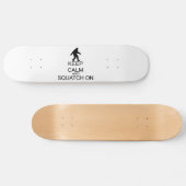 Behalten Sie Ruhe und Squatch an Skateboard (Horizontal)