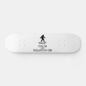 Behalten Sie Ruhe und Squatch an Skateboard (Horizontal)