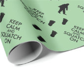 Behalten Sie Ruhe und Squatch auf Geschenkpapier (Rolleneckpunkt)