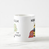 Behalten Sie Ruhe und Steppdecken-Whimsy Kaffeetasse (Mittel)