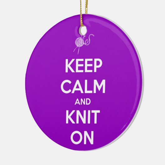 Behalten Sie Ruhe und Strick auf Fuschia Keramikornament (Links)