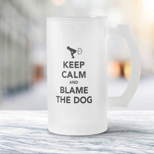 Behalten Sie Ruhe und tadeln Sie den Hund Mattglas Bierglas