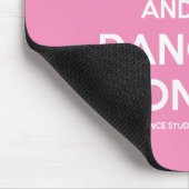 Behalten Sie Ruhe und tanzen Sie auf rosa Mousemat Mousepad (Ecke)