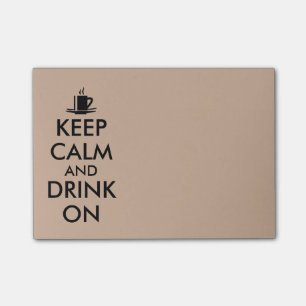 Behalten Sie Ruhe und trinken Sie auf dem Post-it Klebezettel