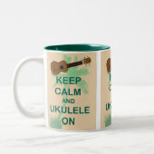 Behalten Sie Ruhe und Ukulele auf Zweifarbige Tasse (Links)