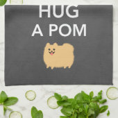 Behalten Sie Ruhe und umarmen Sie ein Pom - Geschirrtuch (Gefaltet)
