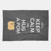 Behalten Sie Ruhe und umarmen Sie ein Pom - Geschirrtuch (Horizontal)