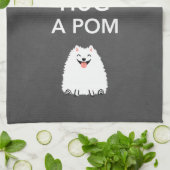 Behalten Sie Ruhe und umarmen Sie ein Pom - Spitz Handtuch (Gefaltet)