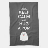Behalten Sie Ruhe und umarmen Sie ein Pom - Spitz Handtuch (Vertikal)