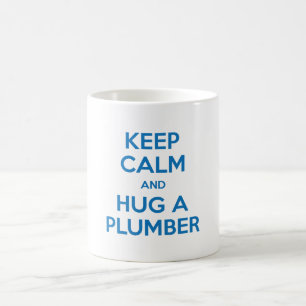 Behalten Sie Ruhe und umarmen Sie eine Kaffeetasse