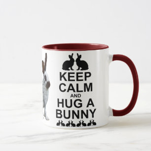 Behalten Sie Ruhe und umarmen Sie eine Tasse