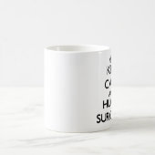Behalten Sie Ruhe und umarmen Sie einen Chirurgen Kaffeetasse (Mittel)