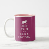 Behalten Sie Ruhe und umarmen Sie einen Unicorn Zweifarbige Tasse (Links)