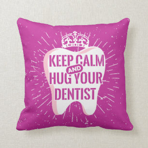 Behalten Sie Ruhe und umarmen Sie Ihren Zahnarzt Kissen