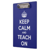 Behalten Sie Ruhe und unterrichten Sie auf blauem Klemmbrett (Links)