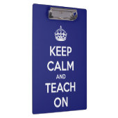 Behalten Sie Ruhe und unterrichten Sie auf blauem Klemmbrett (Rechts)