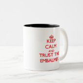 Behalten Sie Ruhe und vertrauen Sie dem Embalmer Zweifarbige Tasse (VorderseiteRechts)