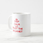 Behalten Sie Ruhe und vertrauen Sie dem Organisten Kaffeetasse (Vorderseite Links)