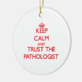Behalten Sie Ruhe und vertrauen Sie dem Pathologen Keramik Ornament (Links)