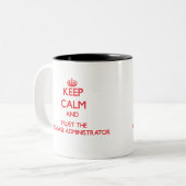 Behalten Sie Ruhe und vertrauen Sie dem Zweifarbige Tasse (Vorderseite Links)