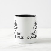 Behalten Sie Ruhe und vertrauen Sie den Mistkäfern Tasse (Zentrum)