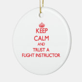 Behalten Sie Ruhe und vertrauen Sie einem Keramikornament (Links)