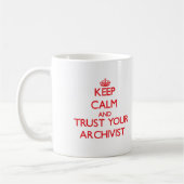 Behalten Sie Ruhe und vertrauen Sie Ihrem Archivar Kaffeetasse (Links)
