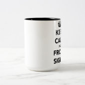 Behalten Sie Ruhe und vordere Anblick-Tasse Zweifarbige Tasse (Mittel)