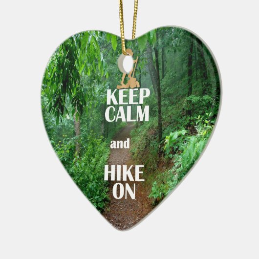 Behalten Sie Ruhe und Wanderung an Keramikornament (Links)