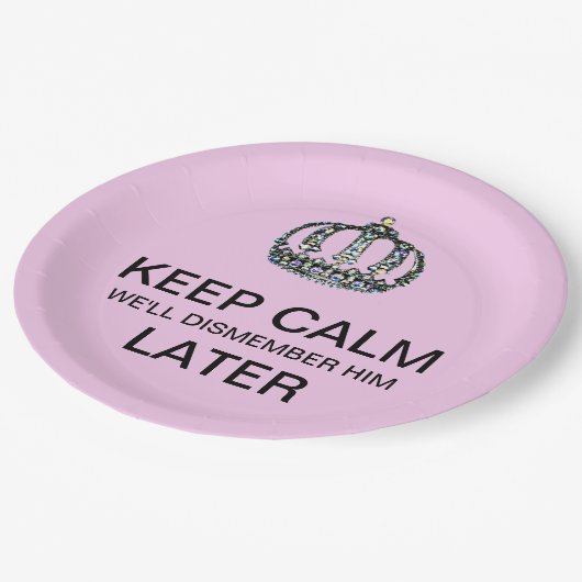 BEHALTEN Sie RUHE - wir zerstückeln ihn später! Pappteller (Schrägansicht)