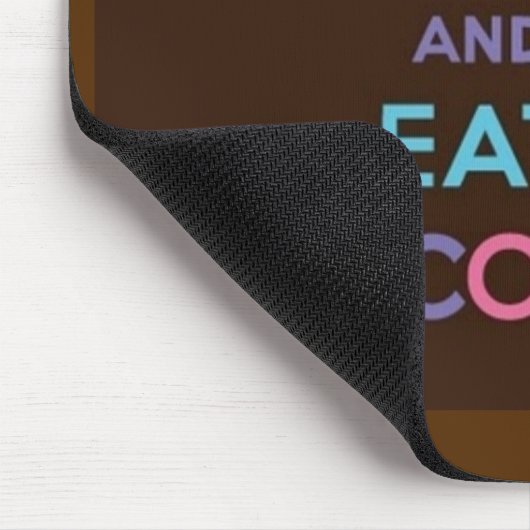 Behalten Sie ruhig und essen Sie Schokolade Mousepad (Ecke)
