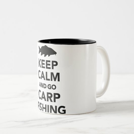 "Behalten Sie ruhig und gehen Sie Karpfenfischen" Zweifarbige Tasse (VorderseiteRechts)