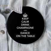 Behalten Sie ruhig und Getränk Champagne und Button (Beispiel)