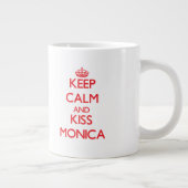 Behalten Sie ruhig und Kuss Monica Jumbo-Tasse (Rechts)