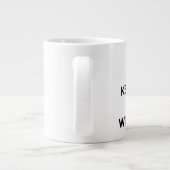 Behalten Sie ruhig und schreiben Sie Obits Tasse (Rückseite)