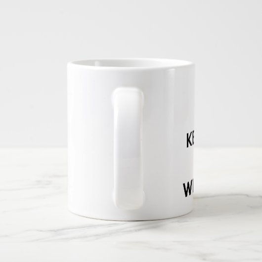 Behalten Sie ruhig und schreiben Sie Obits Tasse (Rückseite)