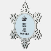 Behalten Sie ruhig und singen Sie Showtunes Schneeflocken Zinn-Ornament (Rechts)