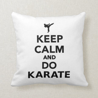 Behalten Sie ruhig und tun Sie Karate Kissen
