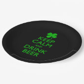 Behalten Sie ruhiges und Getränk-Bier Pappteller (Schrägansicht)