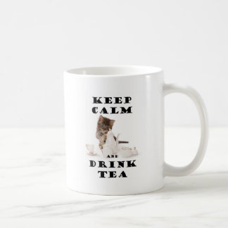 behalten Sie ruhiges und Getränkteekätzchen Kaffeetasse