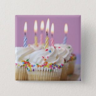 Behälter der Geburtstagskleiner kuchen mit Kerzen Button